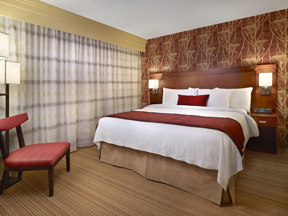 Courtyard By Marriott Edmonton West Hotell Exteriör bild