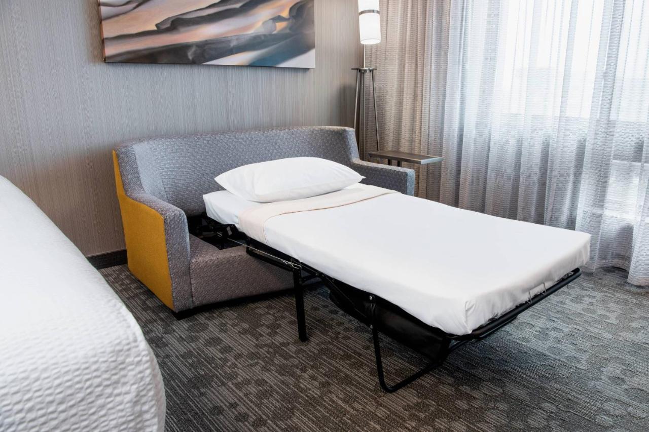Courtyard By Marriott Edmonton West Hotell Exteriör bild