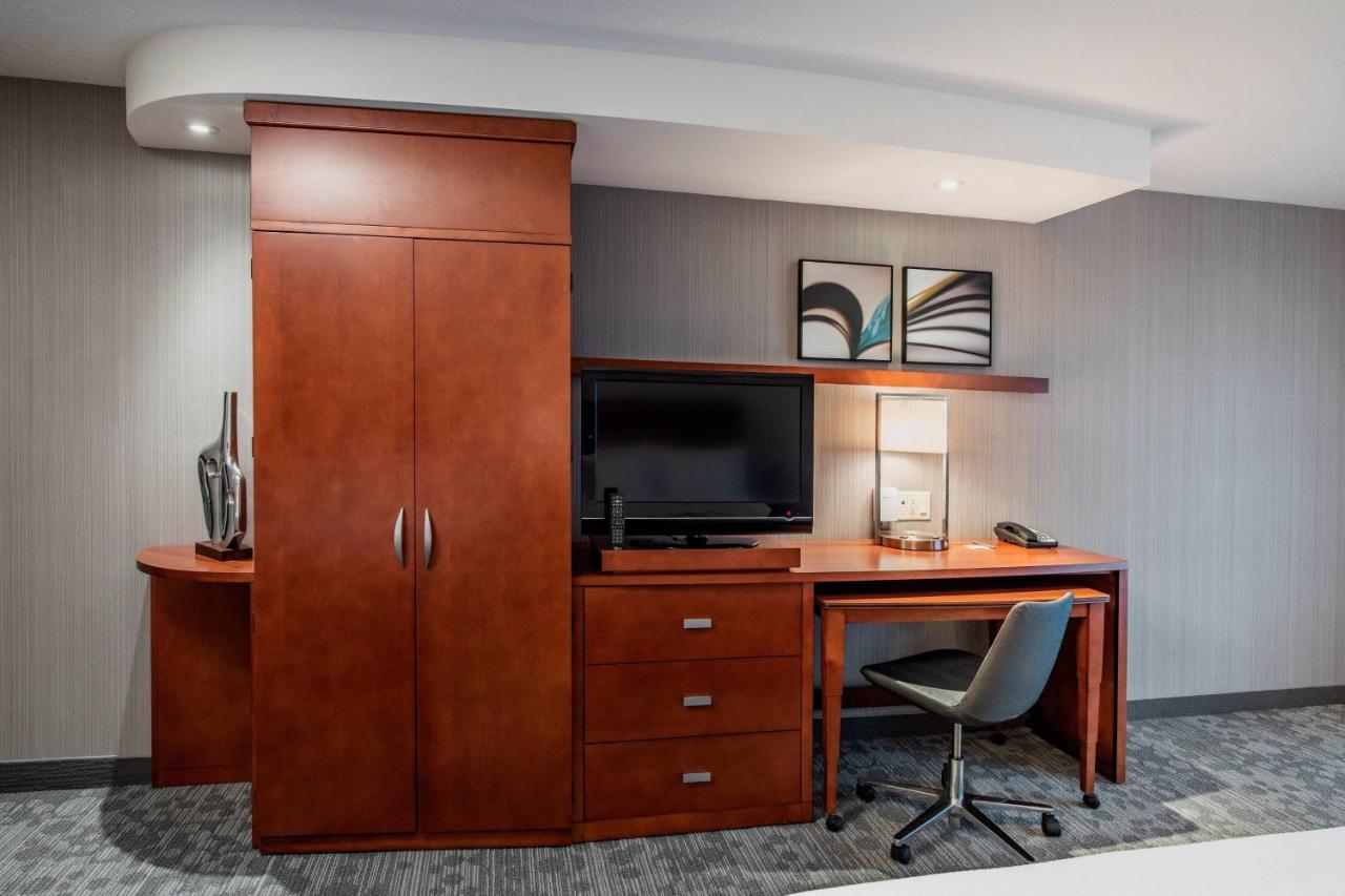 Courtyard By Marriott Edmonton West Hotell Exteriör bild