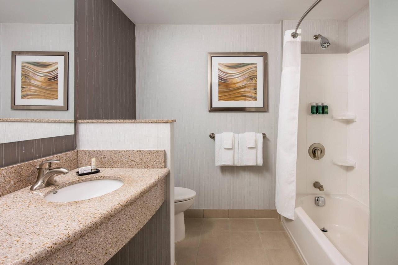 Courtyard By Marriott Edmonton West Hotell Exteriör bild