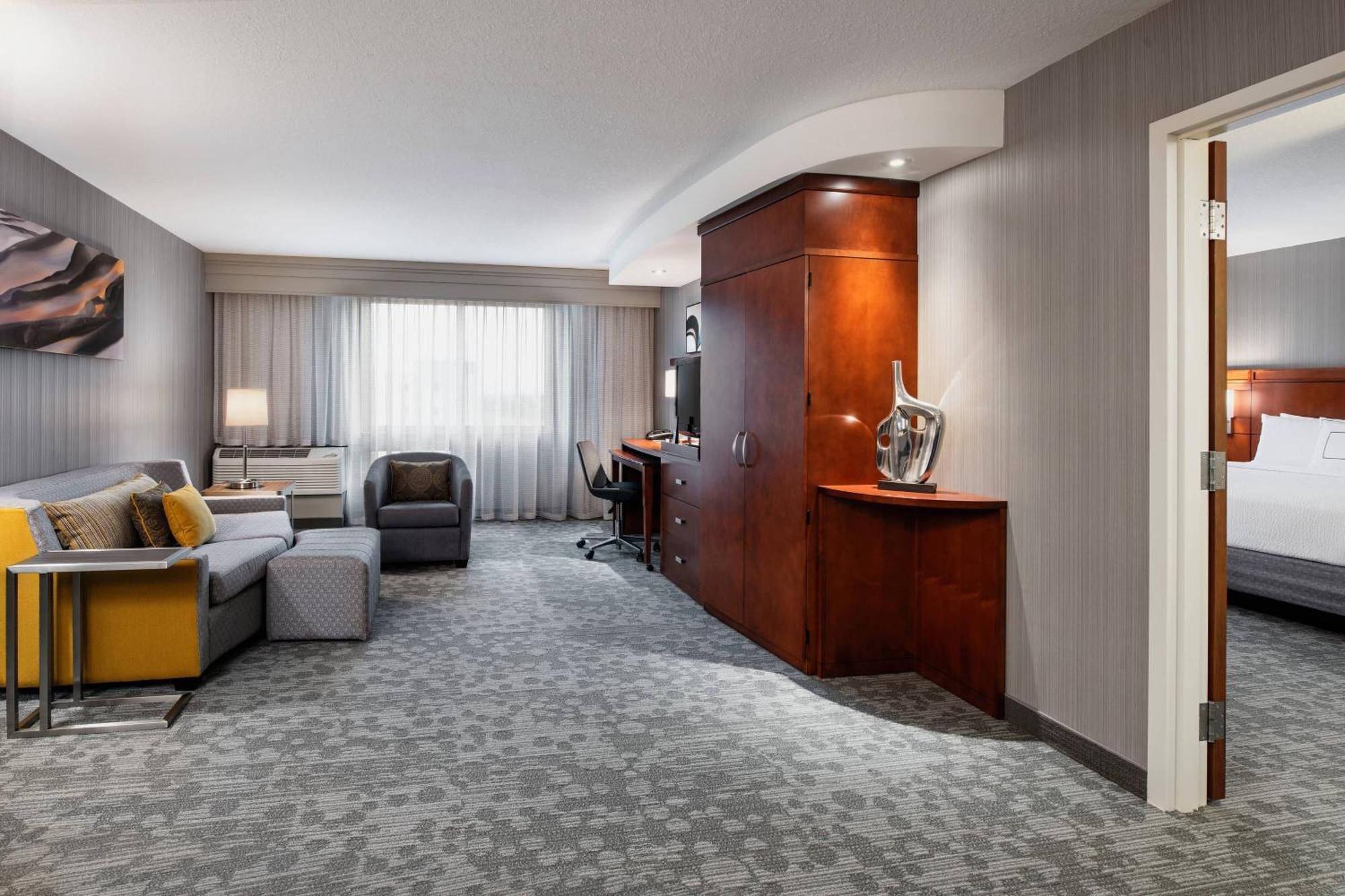 Courtyard By Marriott Edmonton West Hotell Exteriör bild