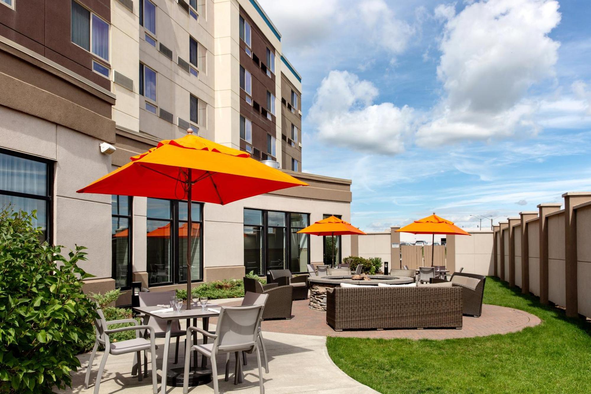 Courtyard By Marriott Edmonton West Hotell Exteriör bild