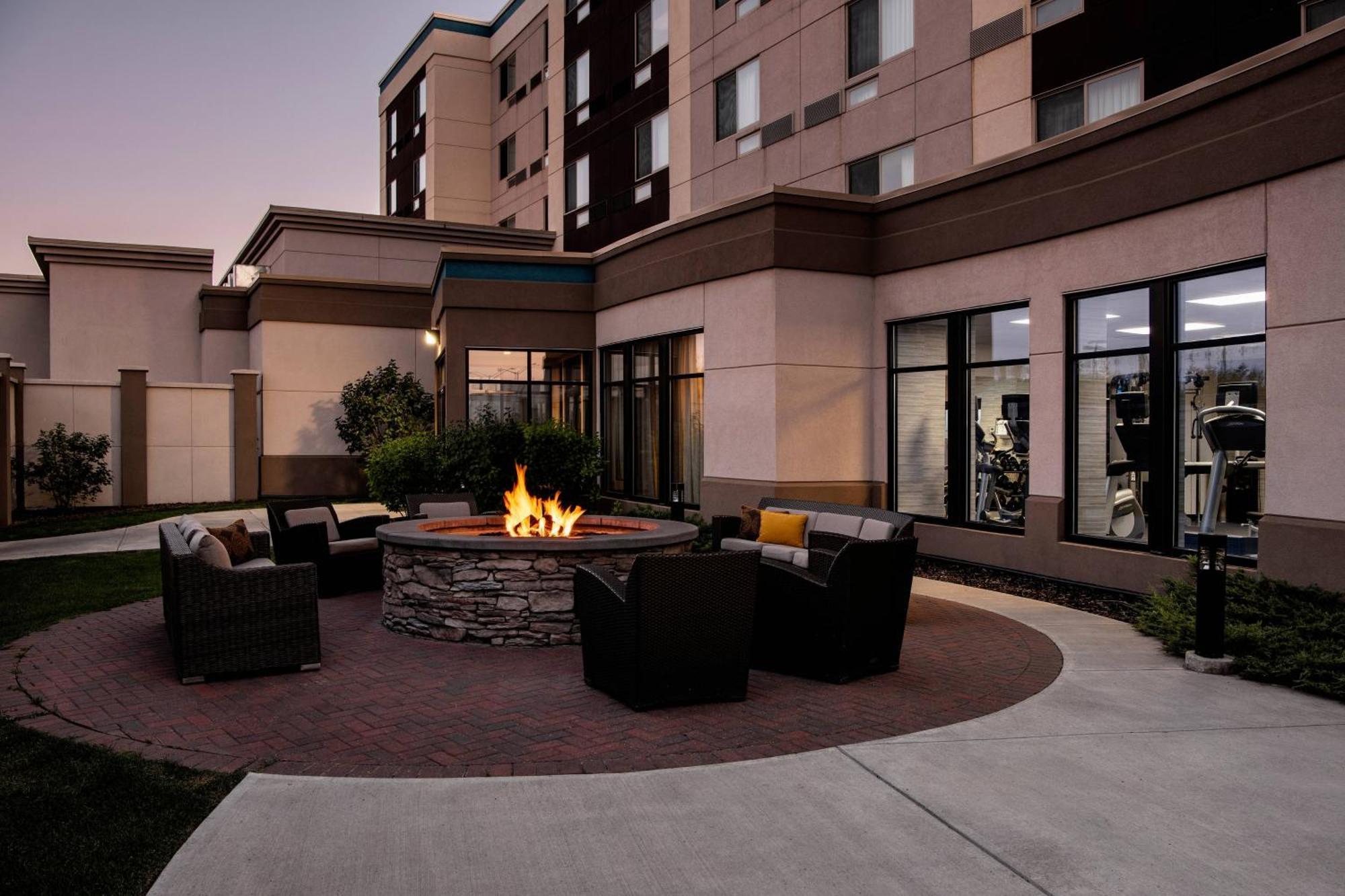 Courtyard By Marriott Edmonton West Hotell Exteriör bild