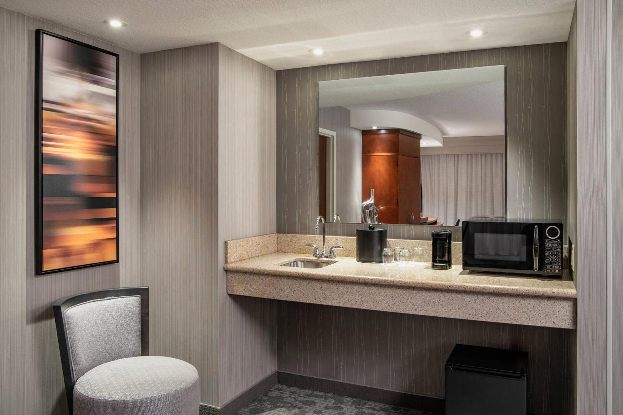 Courtyard By Marriott Edmonton West Hotell Exteriör bild