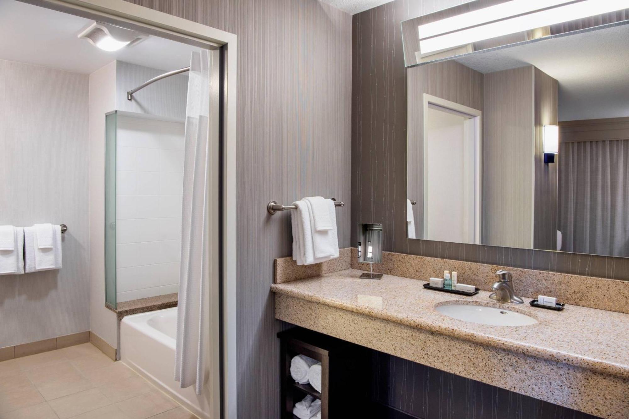 Courtyard By Marriott Edmonton West Hotell Exteriör bild