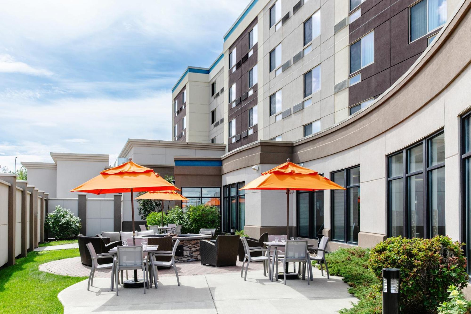 Courtyard By Marriott Edmonton West Hotell Exteriör bild