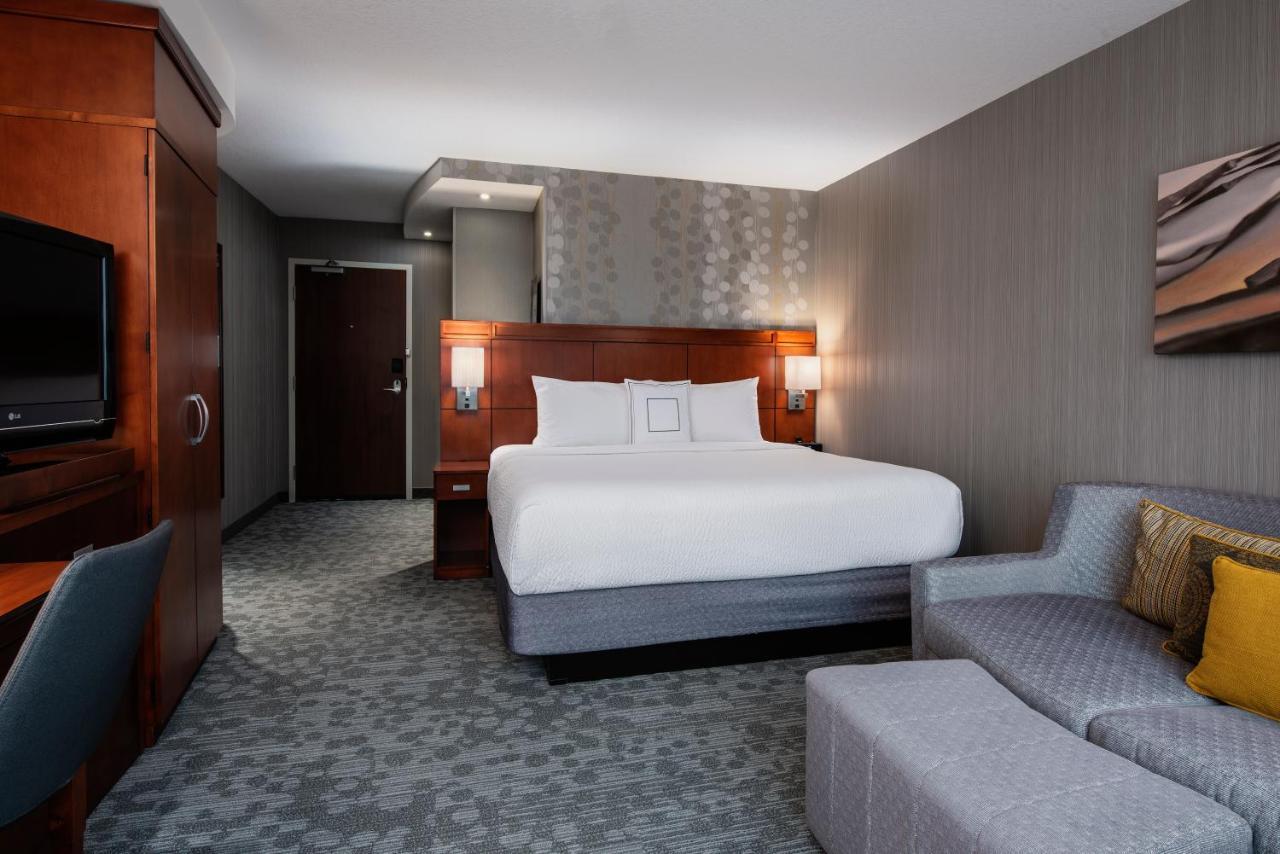 Courtyard By Marriott Edmonton West Hotell Exteriör bild